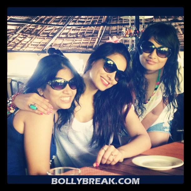 Bipasha basu in Goa with her friends - Bipasha basu Goa Holiday Pics