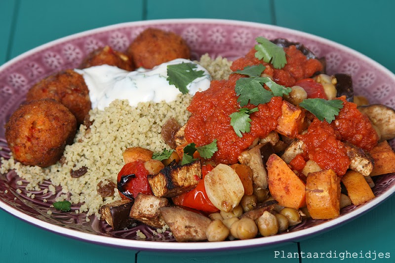 Couscous met aubergine, zoete aardappel en kruidige rode saus