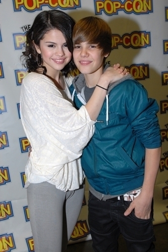 selena gomez kissing justin bieber on the lips for real. Justin Bieber Selena Gomez