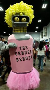 Il robot Bender con parrucca e tutù