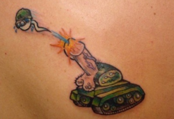 tatuaje de un tanque con cañon de pene