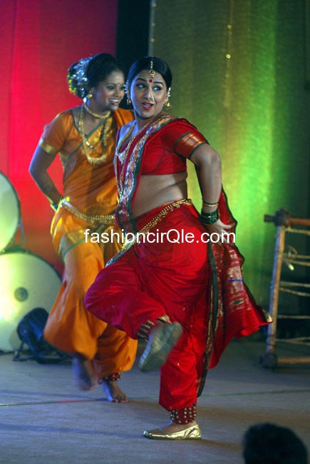 Vidya Balan doing a hot lavani move - (2) -  Vidya Balan does Lavani dance at Ranga Sharda HOT