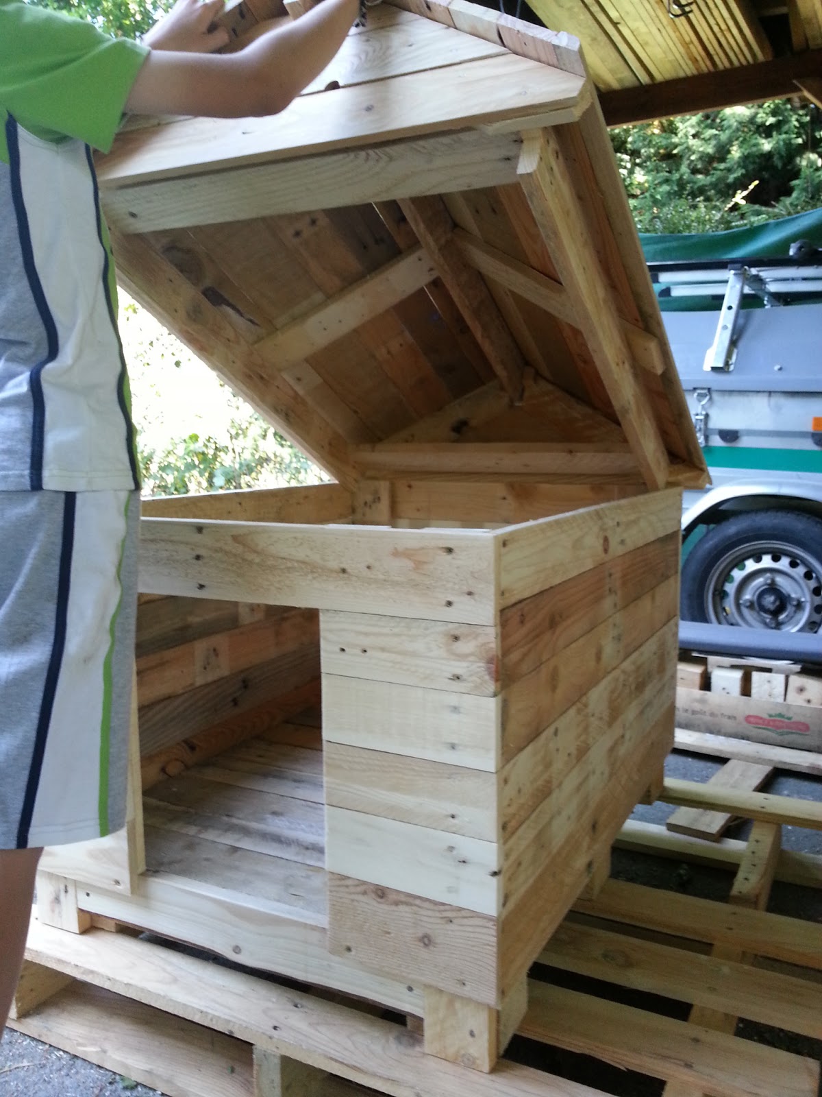 Ludo La Bricole: Niche en bois de palettes