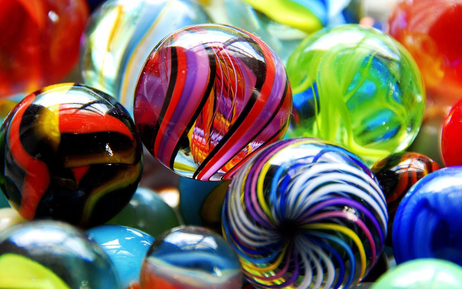 art pictures: Glass Beads Wallpapers