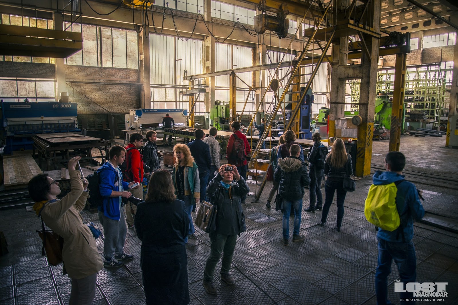 Компания блогеров в одном из цехов Экскурсия по заводу Кубаньжелдормаш