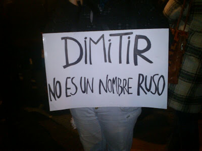 Una de las pancartas exhibidas durante la manifestacion en al que se lee "Dimitir no es un nombre ruso"