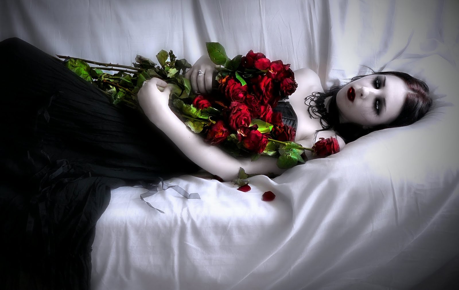 (Finalizado) La mansión Infernal... Vampire+Arina+with+roses