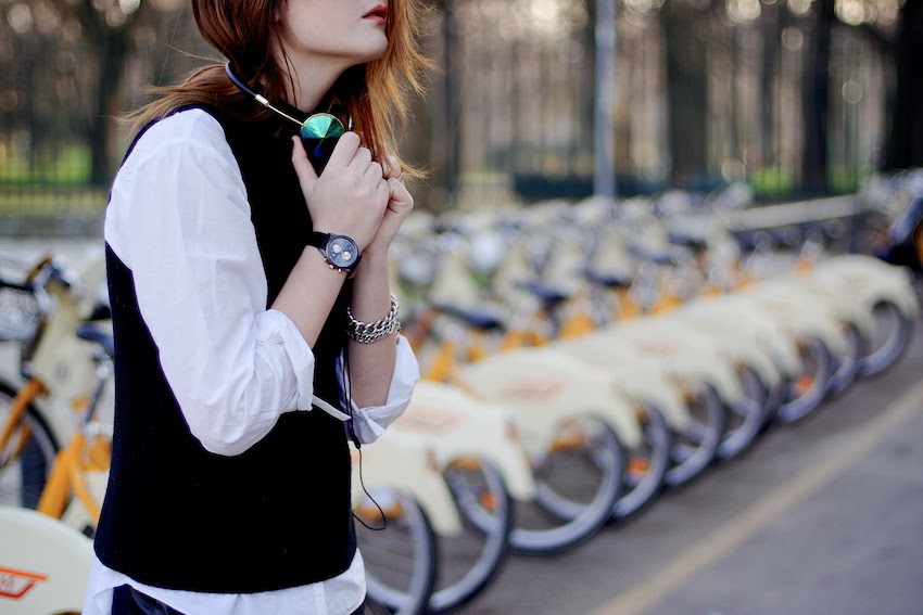 frends headphones oil slick , triwa watch black with gold , bold jewelry outfit idea
