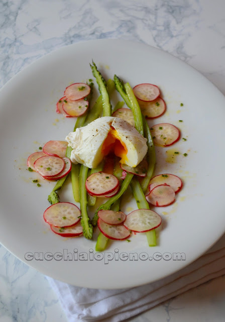 salada de aspargos com ovo poché e vinagrete de rabanete
