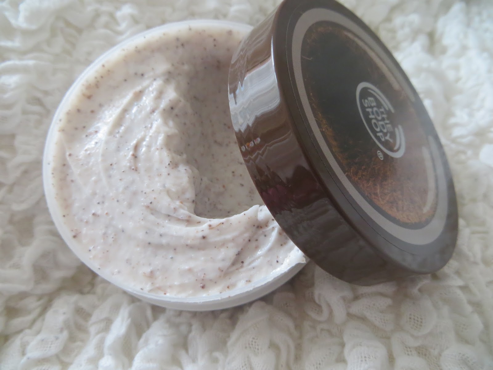 Review Body Shop Coconut Body Scrub Velvet Lashes