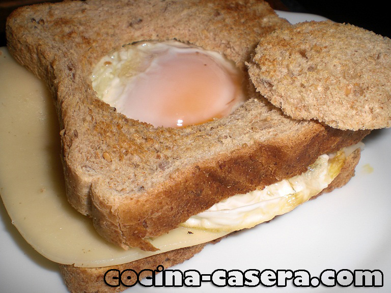 Sandwich mixto con huevo frito