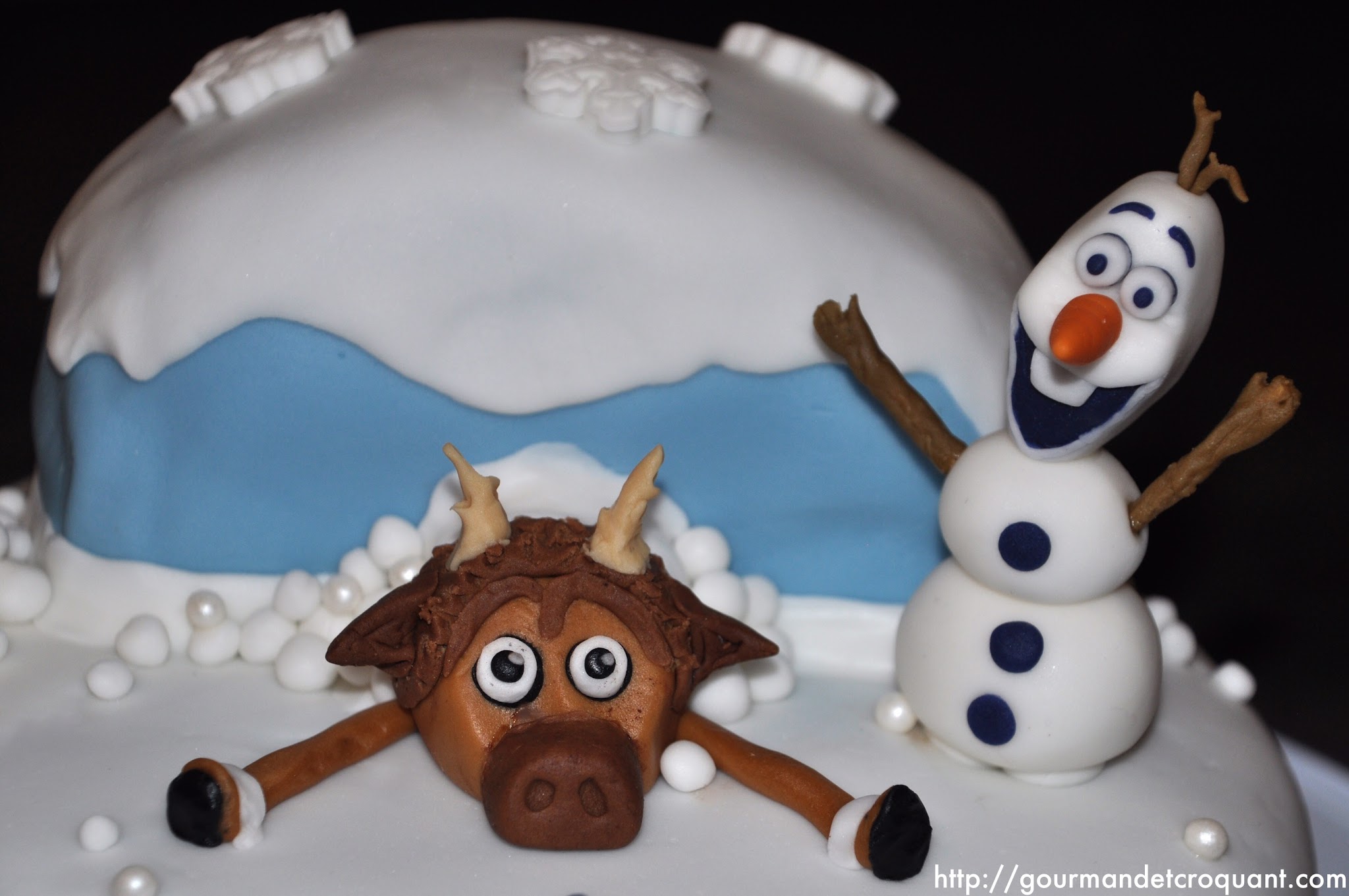 Comment réaliser un gâteau d'anniversaire Reine des neiges ? {Tutoriel/DIY  facile à réaliser !}