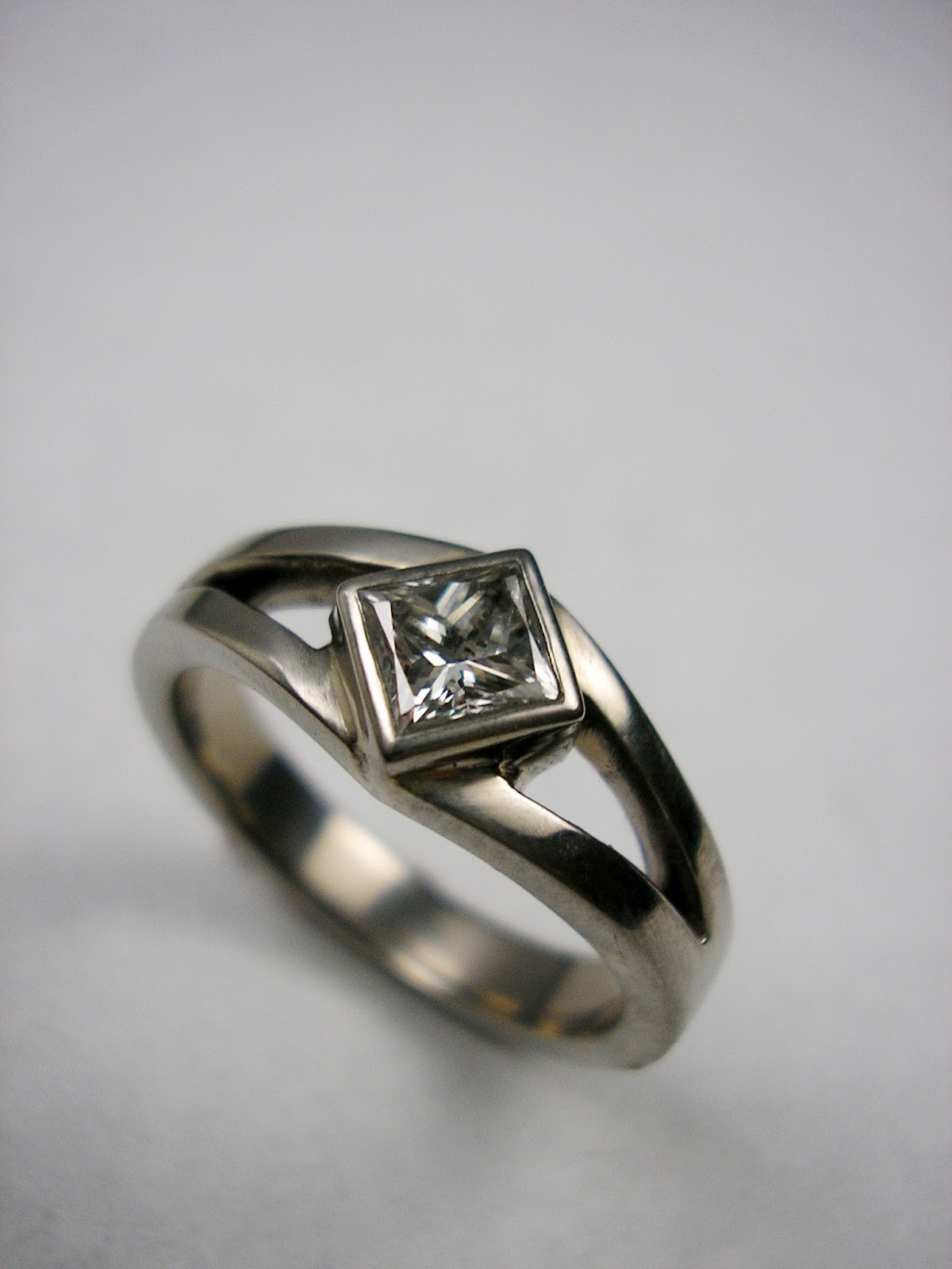 Anillo de compromiso oro blanco con diamantes naturales