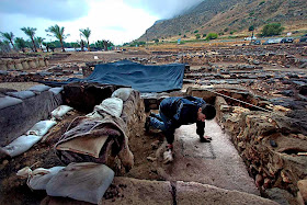 Funcionário limpa mosaicos ornamentados no sítio arqueológico de Magdala, Israel