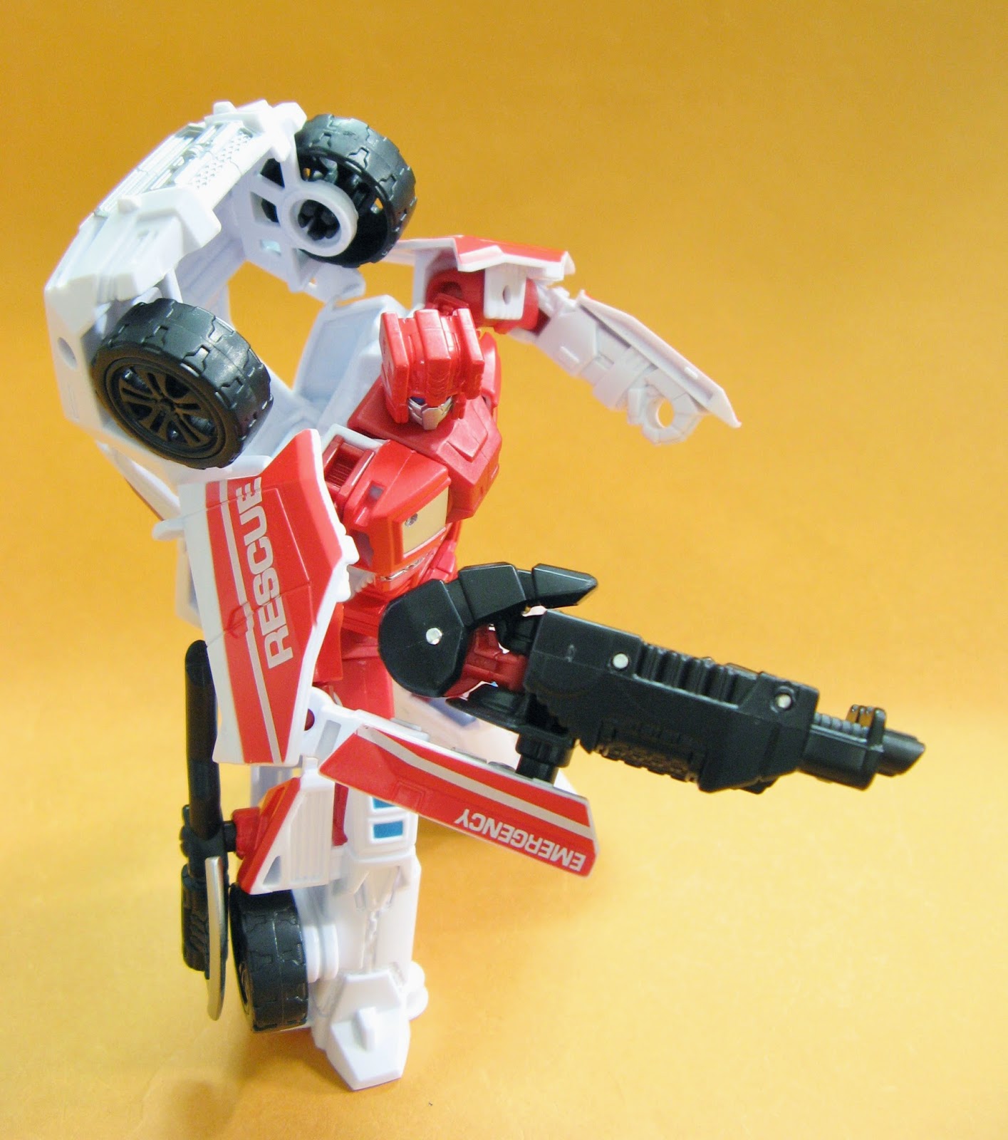 Transformers Generations Combiner Wars Deluxe class FIRST AID IDW 變形金剛