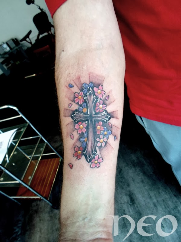 Se faire tatouer une croix chrétienne est une offense a Dieu - tatouage croix avant bras