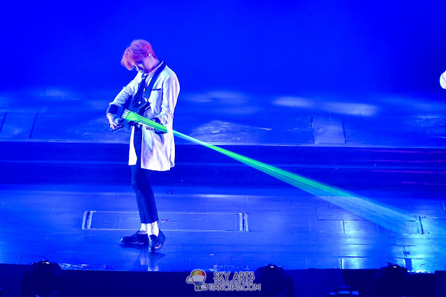 G-Dragon playing electric guitar with green laser lights EXCLUSIVE PHOTOS OF BIGBANG WORLD TOUR MADE IN MALAYSIA