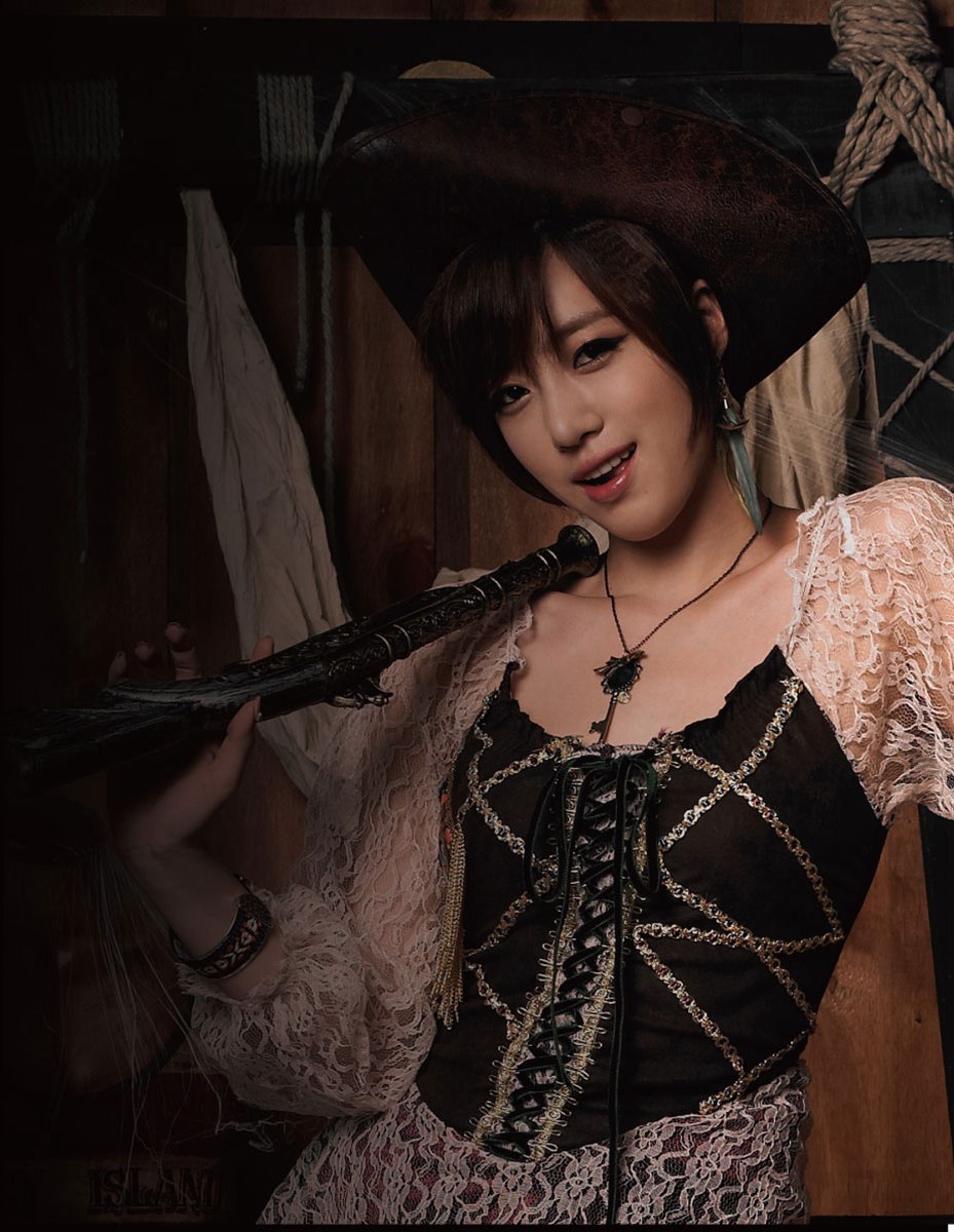 Check out Tara's concept pictures for their 2nd Japanese album