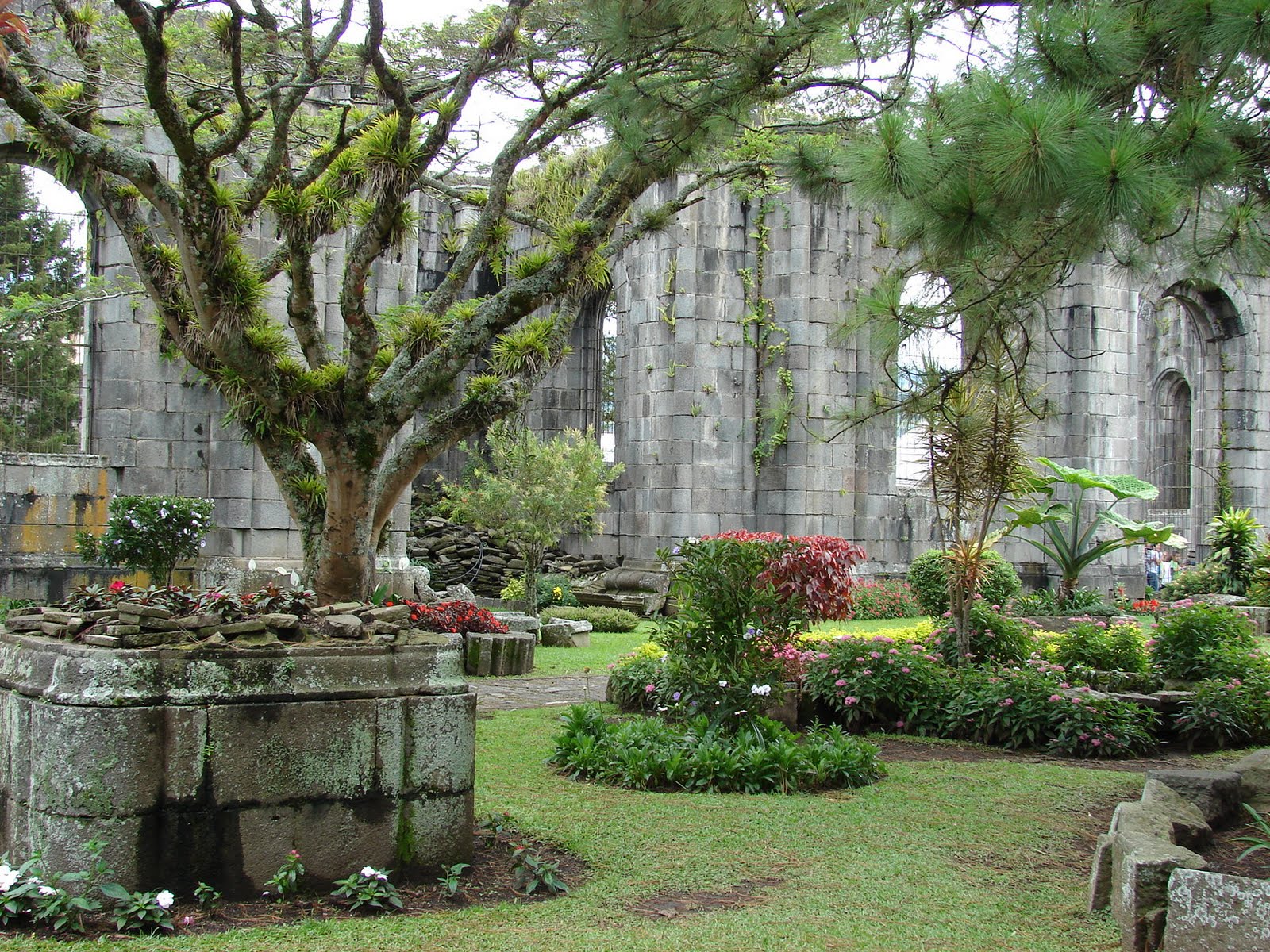 Paisajismo, pueblos y jardines JARDINES EN LAS RUINAS DE LA IGLESIA DE
