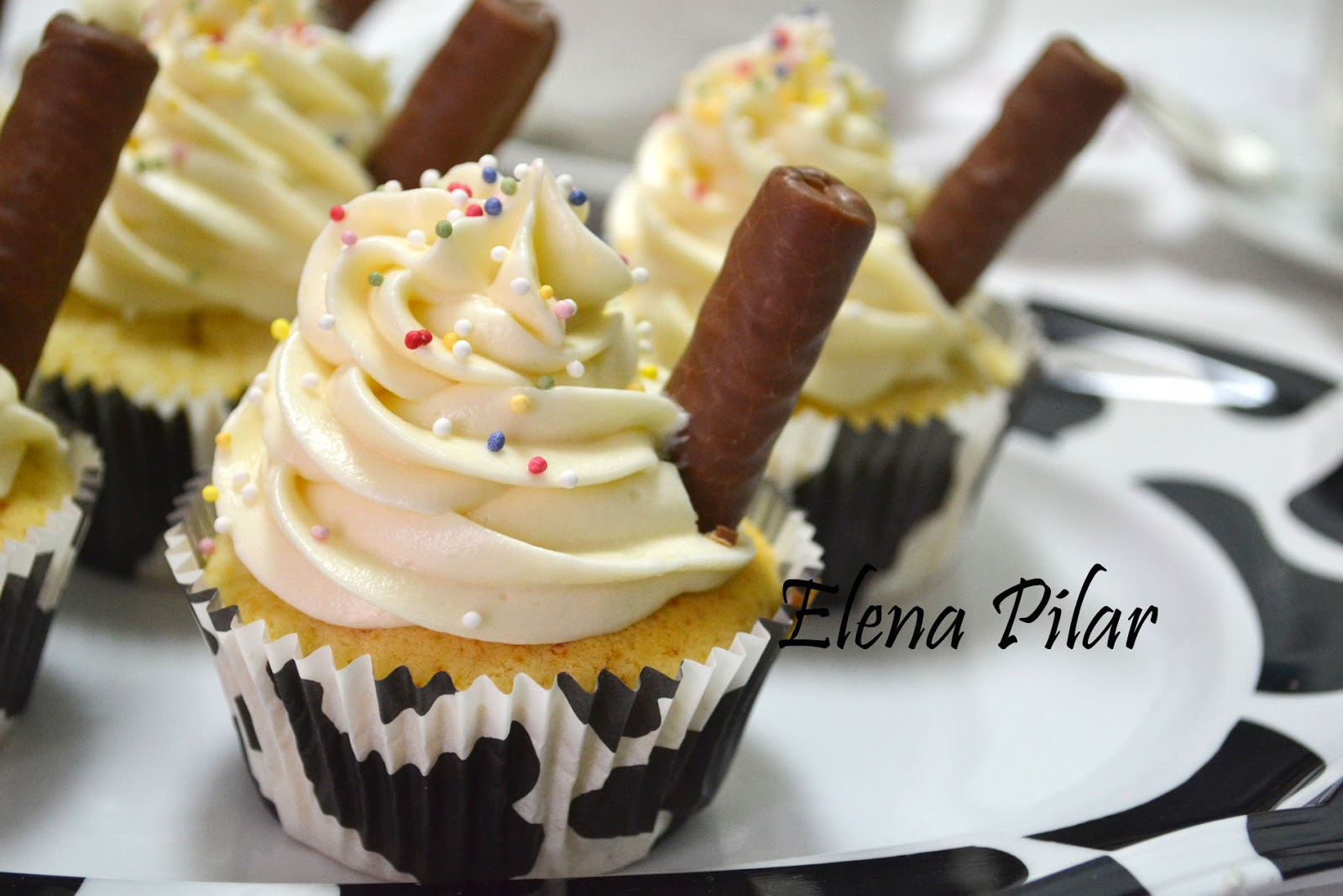 Mi Recetario por Elena Pilar Cupcakes de chocolate blanco con frosting