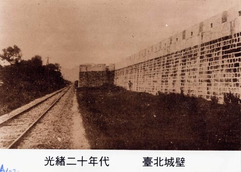 臺北城/（1904年）年底時，所有城牆與西門均遭拆卸，僅剩下