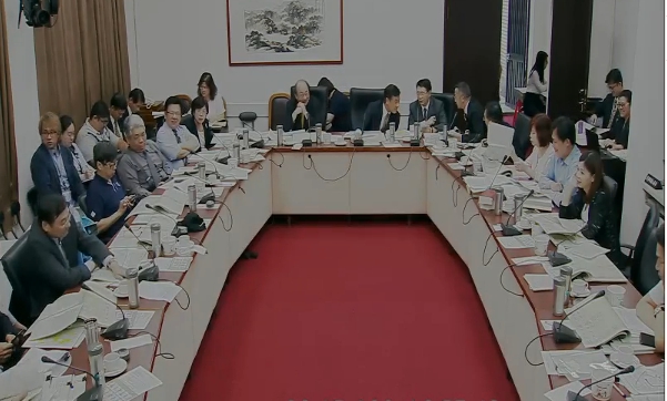 立法院臨時會15日針對公務人員退休撫卹條例進行朝野協商,包括公務人員回任或再任、退休金計算基準、攸關警消權益的危勞退休,以及18%相關法條等多項爭議條文都全數保留。 立法院臨時會15日針對公務人員退休撫卹條例進行朝野協商,包括公務人員回任或再任、退休金計算基準、攸關警消權益的危勞退休,以及18%相關法條等多項爭議條文都全數保留。