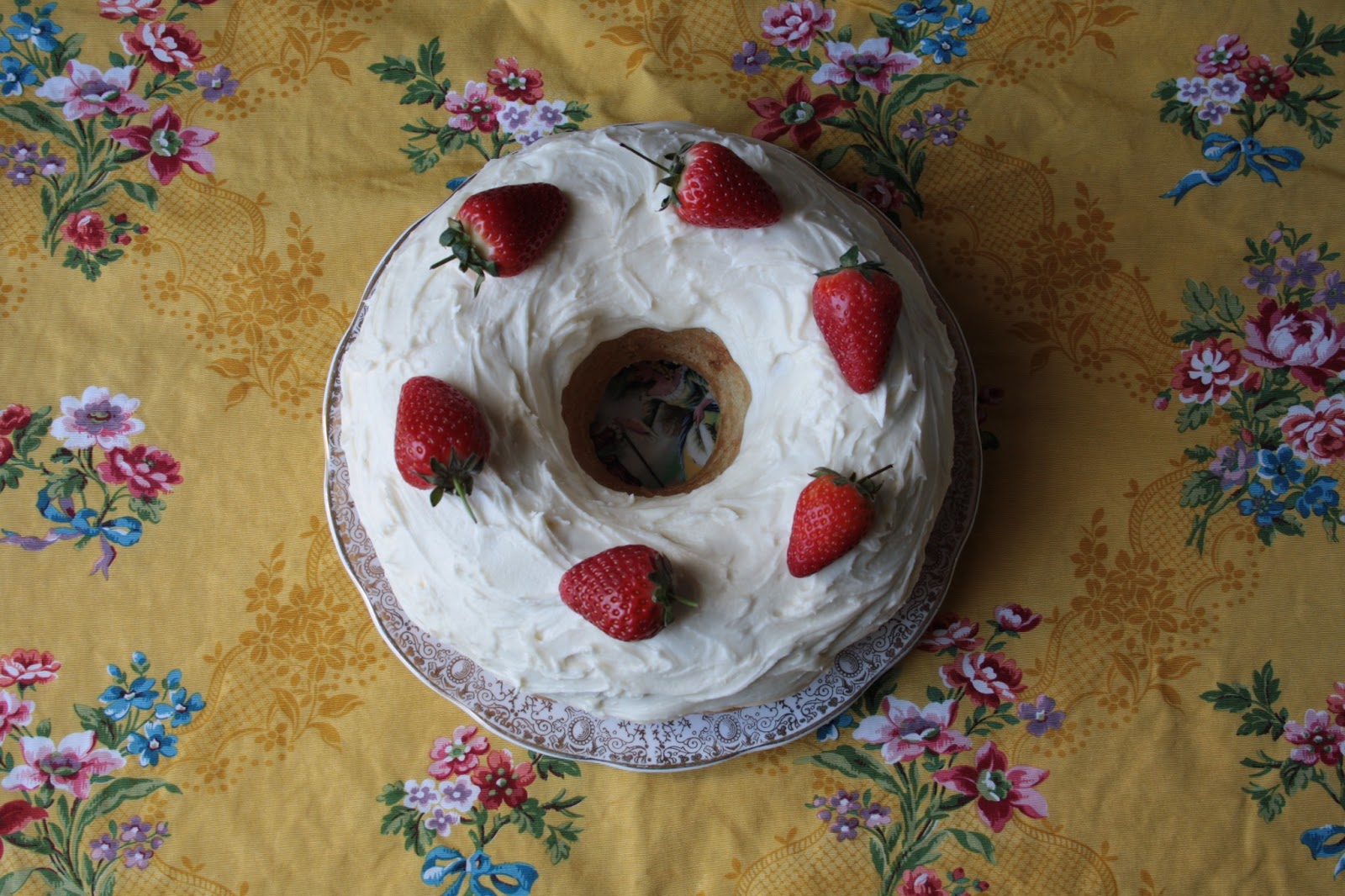 Floral Frosting White Bean Cake with Fluffy Frosting