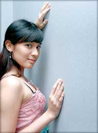 Foto Gaya Baru Artis Dhini Aminarti Hot