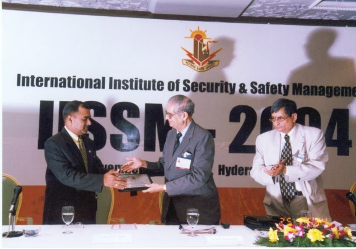 Recieving the Best Security Operation Manager's Award 2004