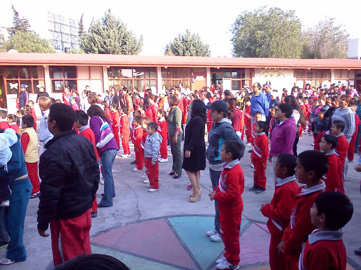 MACROGIMNACIA EN LA ESCUELA CON MAESTROS, ALUMNOS Y PADRES DE FAMILIA