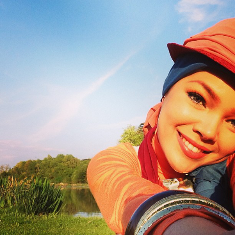 Biodata dan Koleksi Foto Cantik Berjilbab Dewi Sandra