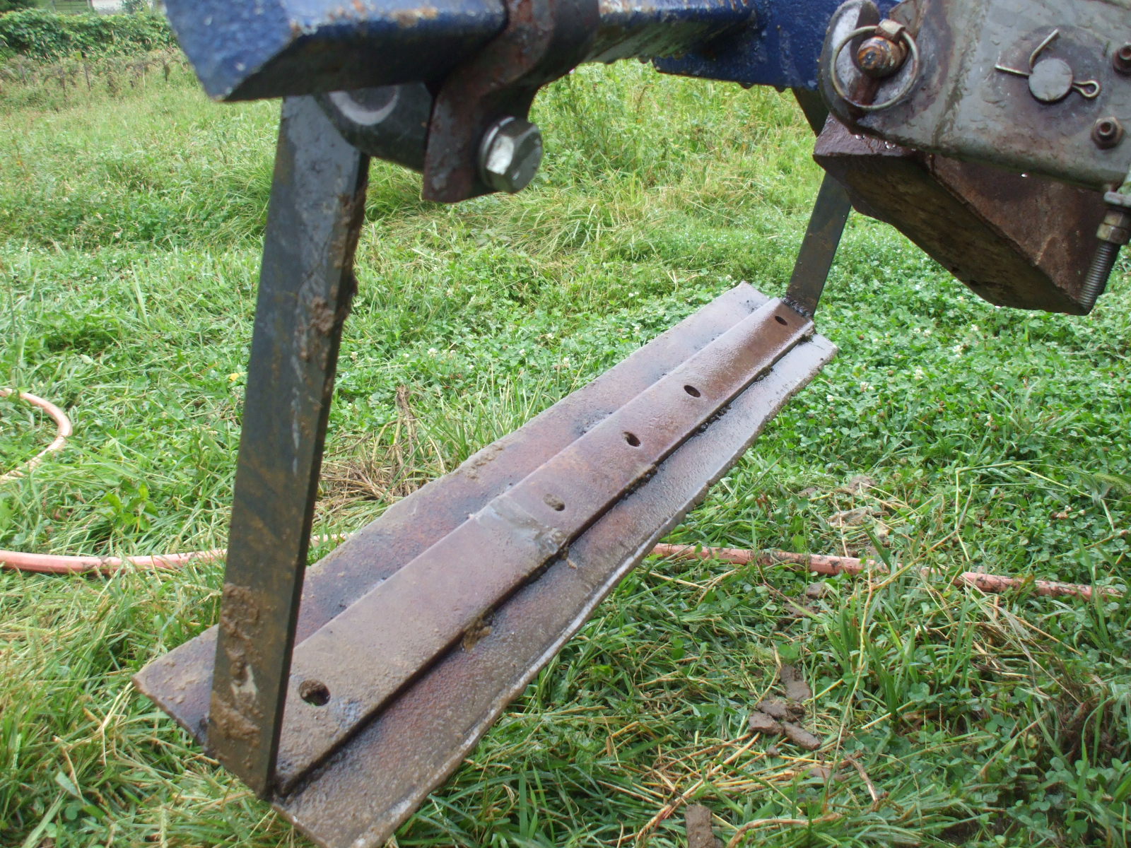 Notes from the Farm The carrot and garlic undercutter