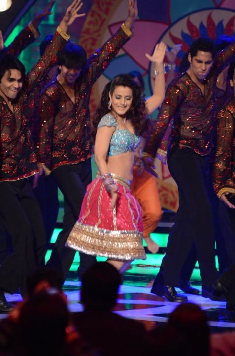 Amisha Patel bnavel - Amisha Patel Dance Performance Apsara Awards 2012