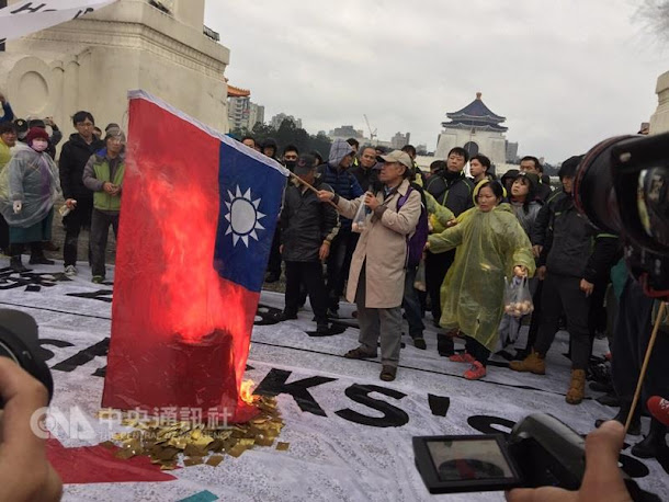 自由台灣黨主席蔡丁貴(圖)於228當日在自由廣場焚燒中華民國國旗有罪?律師黃帝穎已聲請大法官釋憲,並指出,侮辱國旗罪與《憲法》保障的言論自由相抵觸。 自由台灣黨主席蔡丁貴(圖)於228當日在自由廣場焚燒中華民國國旗有罪?律師黃帝穎已聲請大法官釋憲,並指出,侮辱國旗罪與《憲法》保障的言論自由相抵觸。