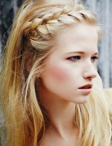 trenzas sobre la frente o estilo diadema. también puedes optar llevar un flequillo recto o de lado. Son muchas las formas de combinar el pelo suelto con