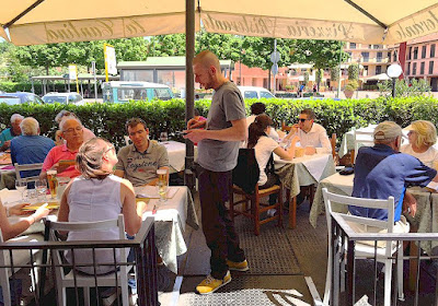 Outdoor dining at Ristorante Pizzeria La Cantina in Greve in Chianti