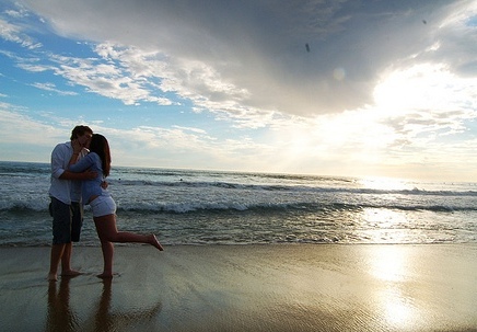 http://3.bp.blogspot.com/-4rcdMyFJcQQ/ThhI01810dI/AAAAAAAAE00/Z_FW0ztNGm8/s1600/Love+Couple+Kiss+on+Beach+Wallpaper.jpg