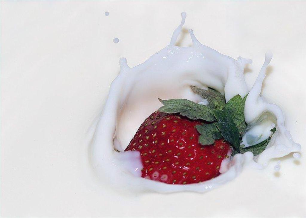 ilona wallpapers: Strawberry in Milk wallpaper