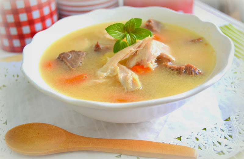 Puchero típico de Andalucía y Málaga. Caldo de sopa con pollo y ternera