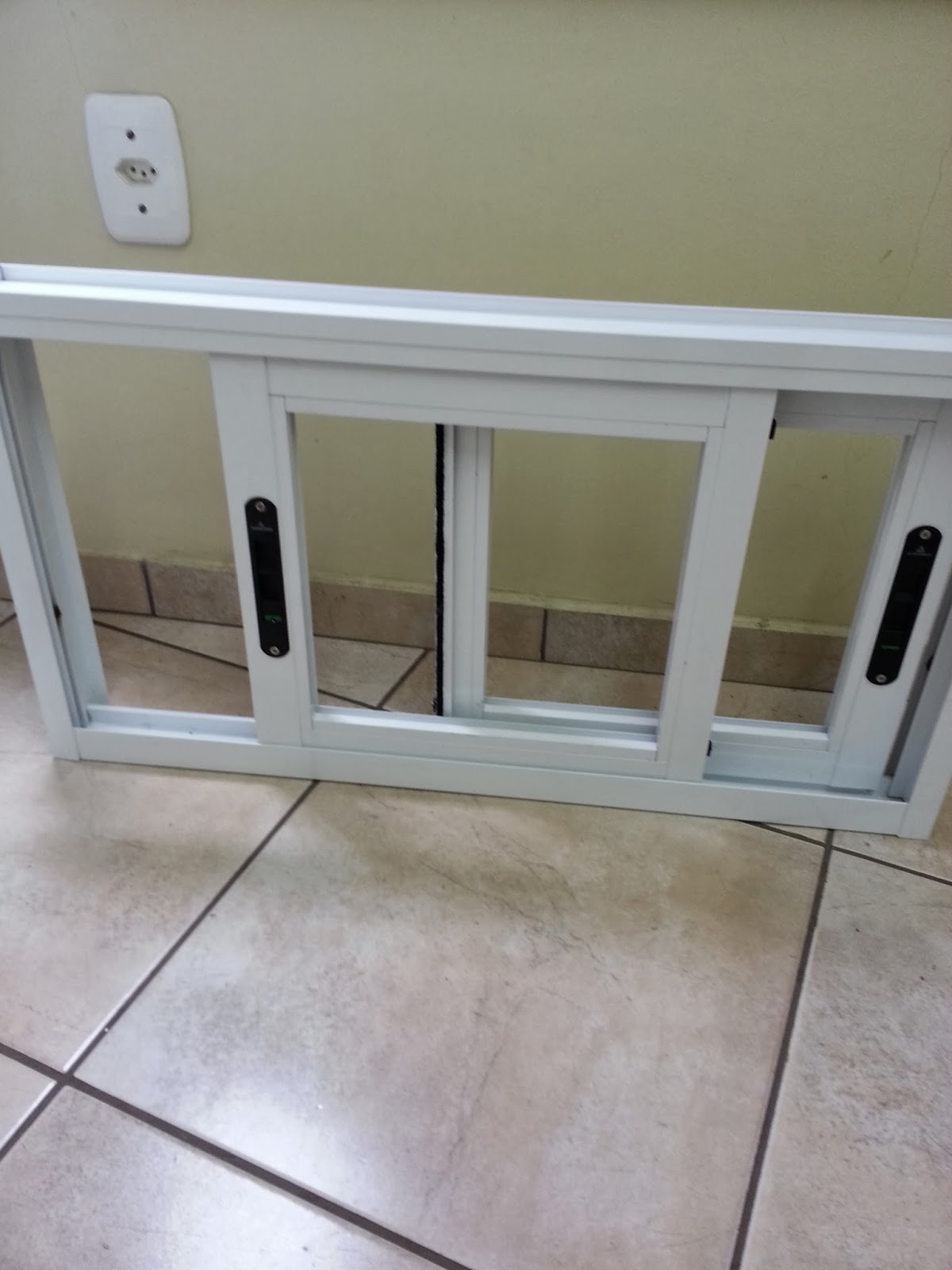 #6A654C de correr janela de correr com persiana vista de dentro janela de 1044 Portas E Janelas De Aluminio De Correr