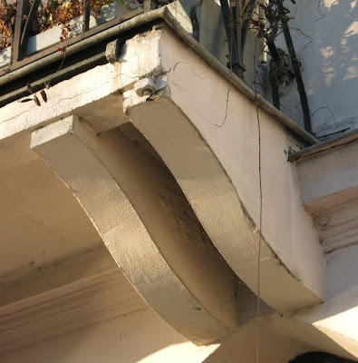 Console du balcon du 18-20 quai d'Orléans à Paris