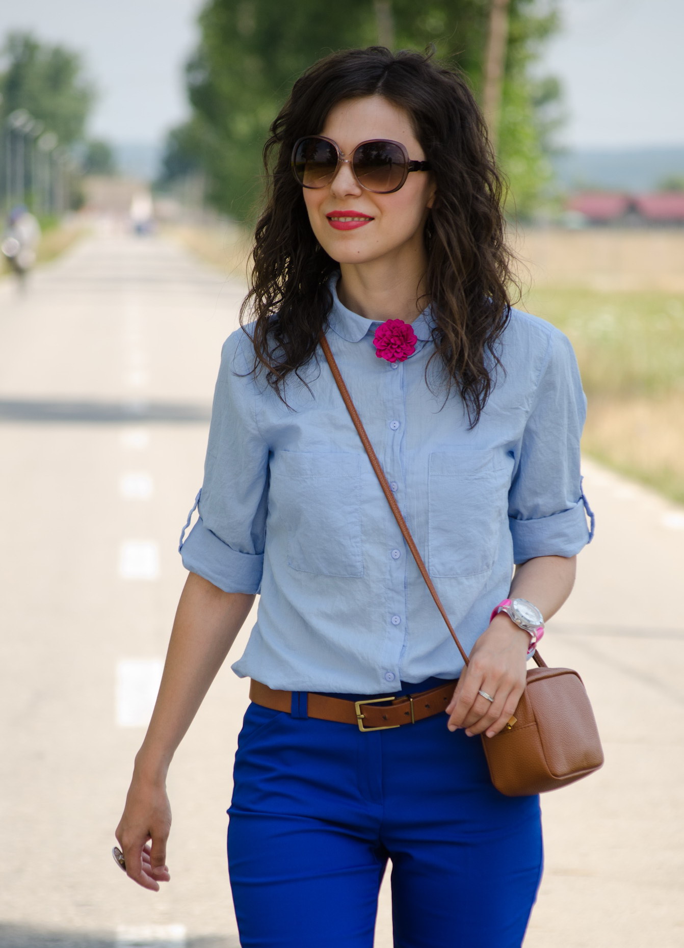 cobalt blue pants koton loose blue boyfriend shirt fuchsia shoes brown beld bag H&M