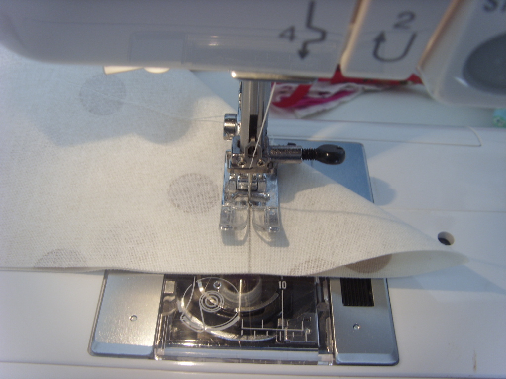 Tutorial How to make a fitted oilcloth table cover fabric & flowers