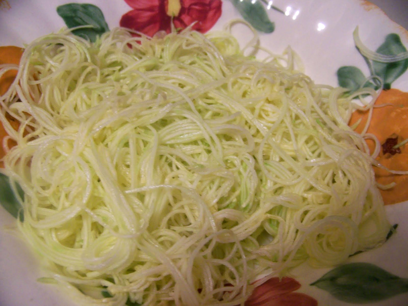SPLENDID LOWCARBING BY JENNIFER ELOFF How to make Zucchini Pasta Noodles