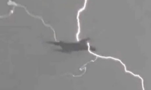 avión de klm golpeado por rayos