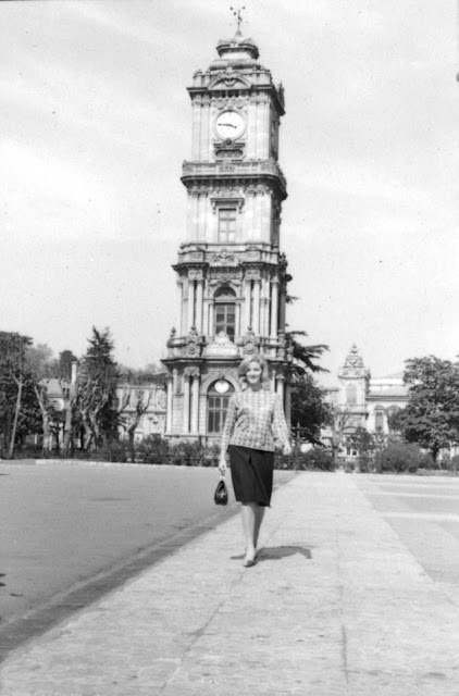 FROM+RUSSIA+WITH+LOVE+-+Tatiana+Romanova+%2528DANIELA+BIANCHI%2529+standing+in+front+of+the+Dolmabahce+clocktower..jpg