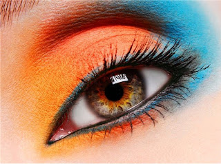 maquillaje de ojo naranja y azul