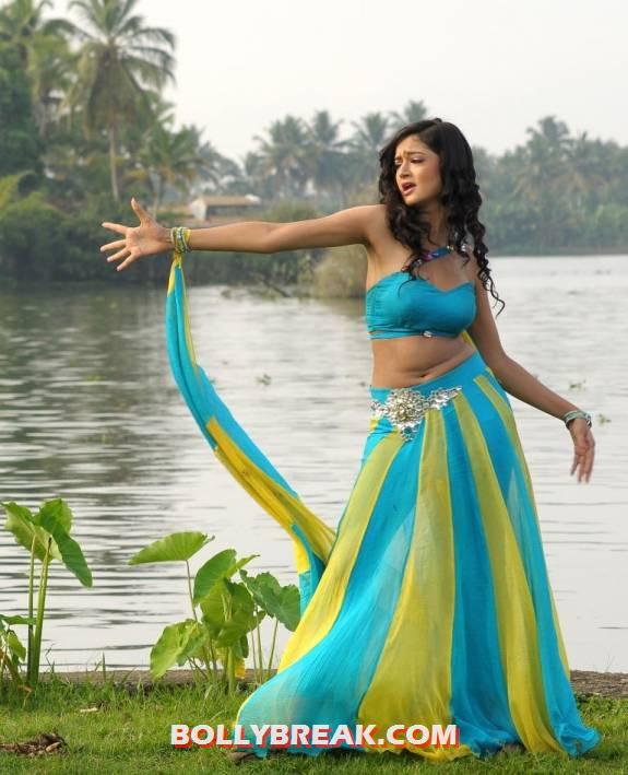 Shanvi looking stunning in a blue and yellow outfit with her navel showing - (3) - Shanvi Blue and yellow dress