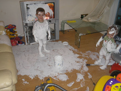 Carnage à la maison, des enfants ruinent l'appartement avec un pot de peinture. C'est rigolo mais c'est...