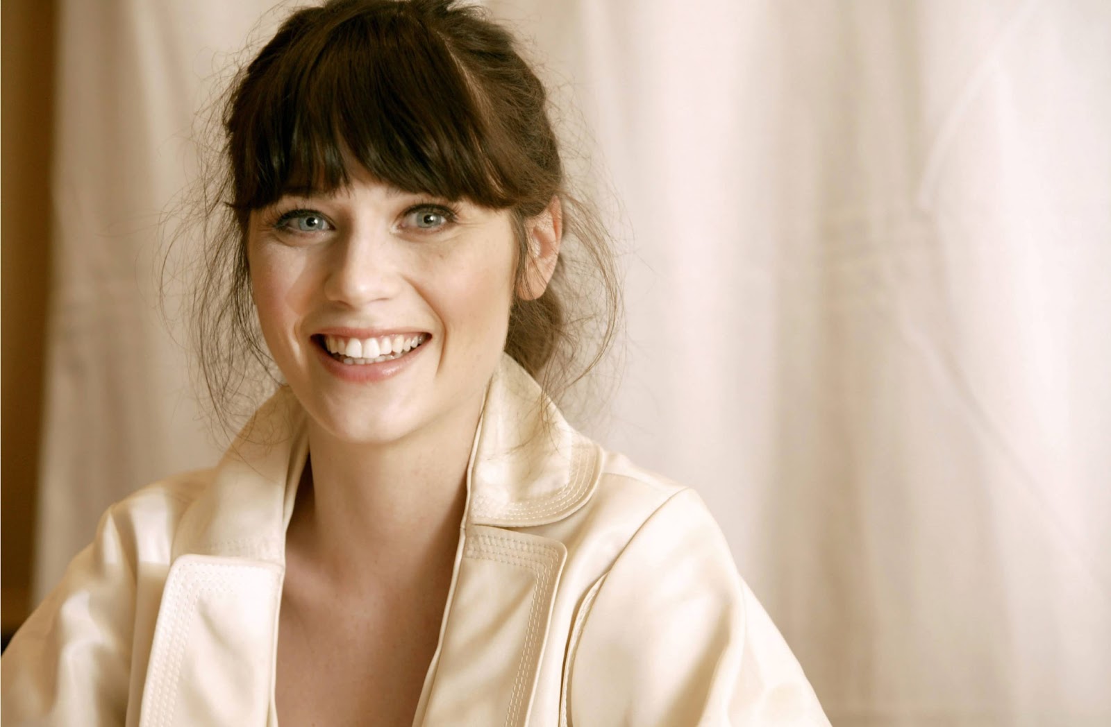 http://3.bp.blogspot.com/-56XB25GhuOA/UUszB1EsPpI/AAAAAAAADHc/BoRH5F4XFeU/s1600/zooey_deschanel_wallpaper_12-2560x1600.jpg